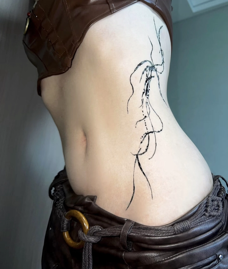 Hình xăm phong cách ở eo nữ đẹp
