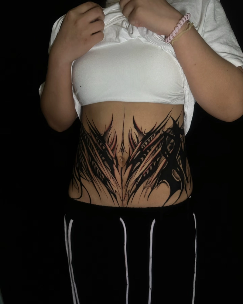 Hình xăm phong cách ở eo nữ ngầu