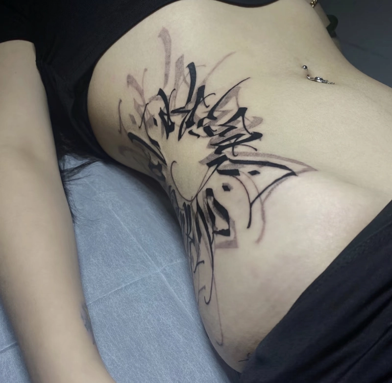 Hình xăm phong cách ở eo nữ nghệ thuật