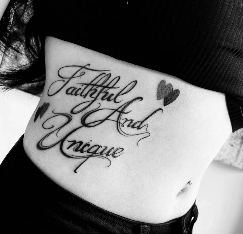 Hình xăm phong cách ở eo nữ tối giản