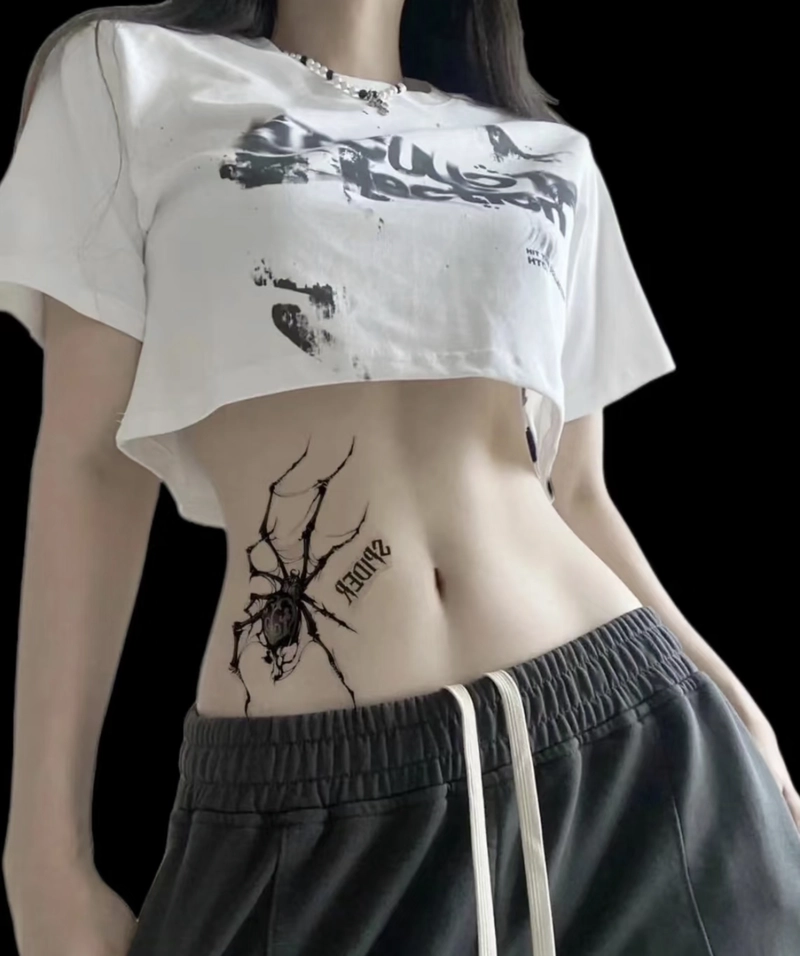 Hình xăm phong cách ở eo nữ