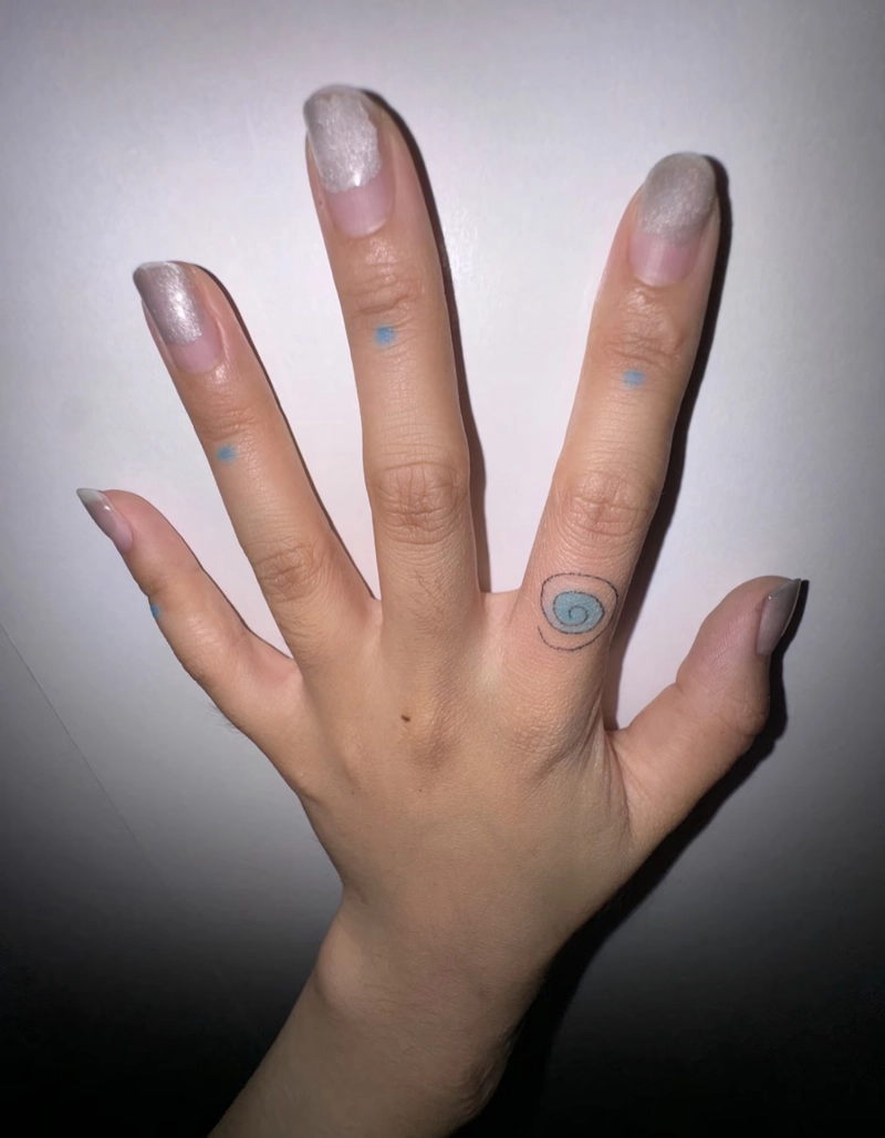 Hình xăm phong cách ở ngón tay nữ