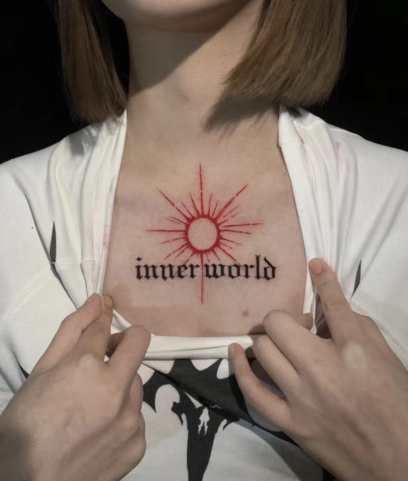 Hình xăm phong cách ở ngực nữ