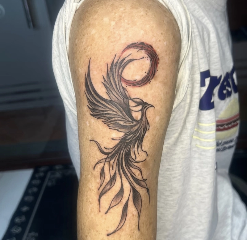 Hình xăm phượng hoàng phong thủy tượng trưng cho tái sinh và phú quý tối giản