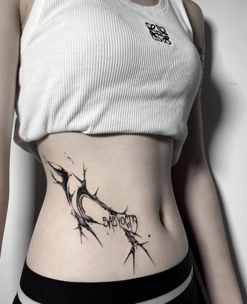 Hình xăm quyến rũ ở eo nữ