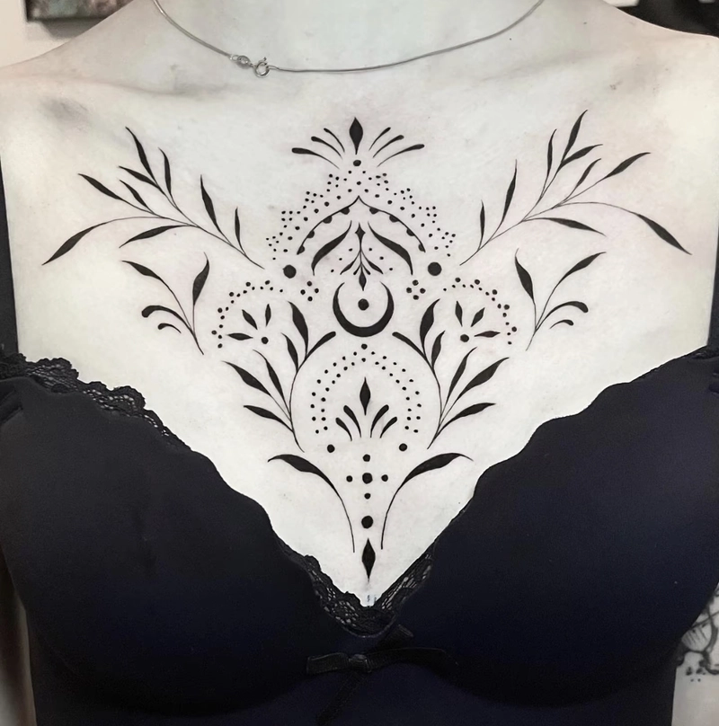 Hình xăm quyến rũ ở ngực nữ