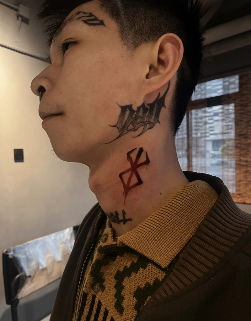 Hình xăm rắn ở cổ cho nam Hình xăm rắn ở cổ cho nam