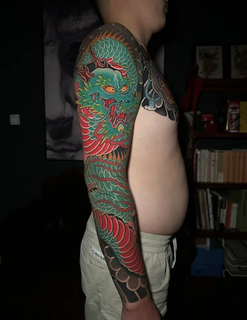 Hình xăm rồng màu đỏ