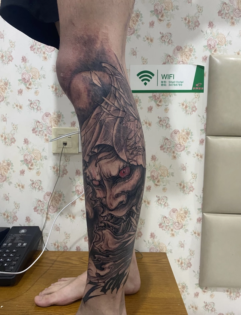 Hình xăm rồng ở chân cho nam
