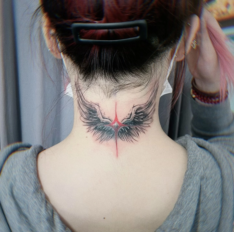 Hình xăm sau gáy nữ hình đôi cánh