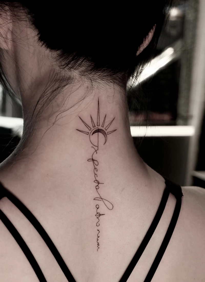 Hình xăm sau gáy nữ hoạ tiết