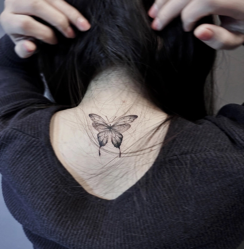 Hình xăm sau gáy nữ mini