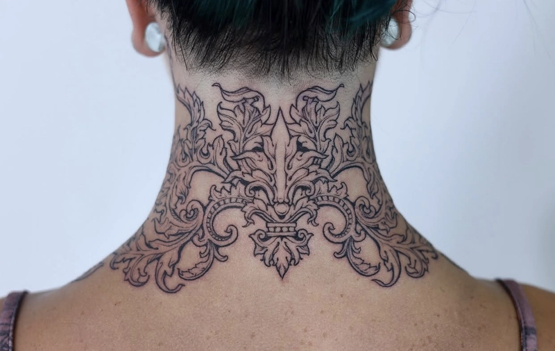 Hình xăm sau gáy nữ nhẹ nhàng