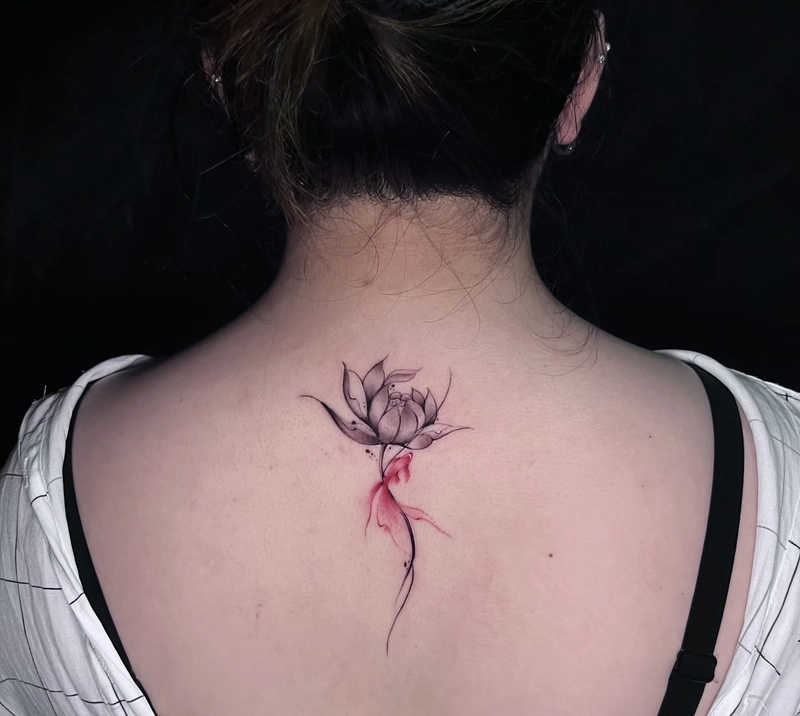 Hình xăm sau gáy nữ nhỏ xinh