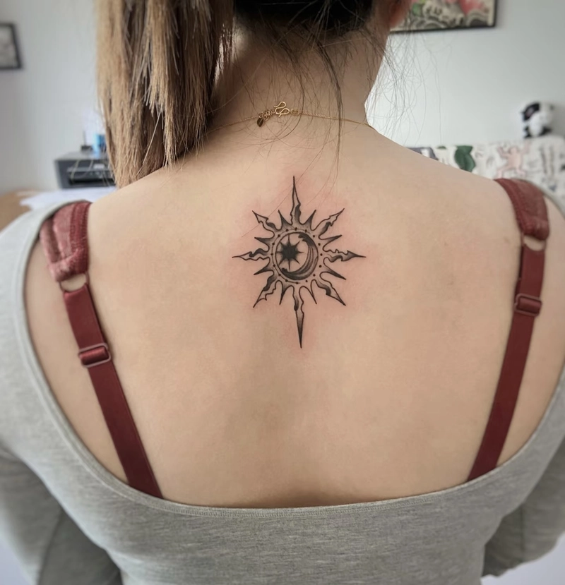 Hình xăm sau gáy nữ phong cách Hàn Quốc