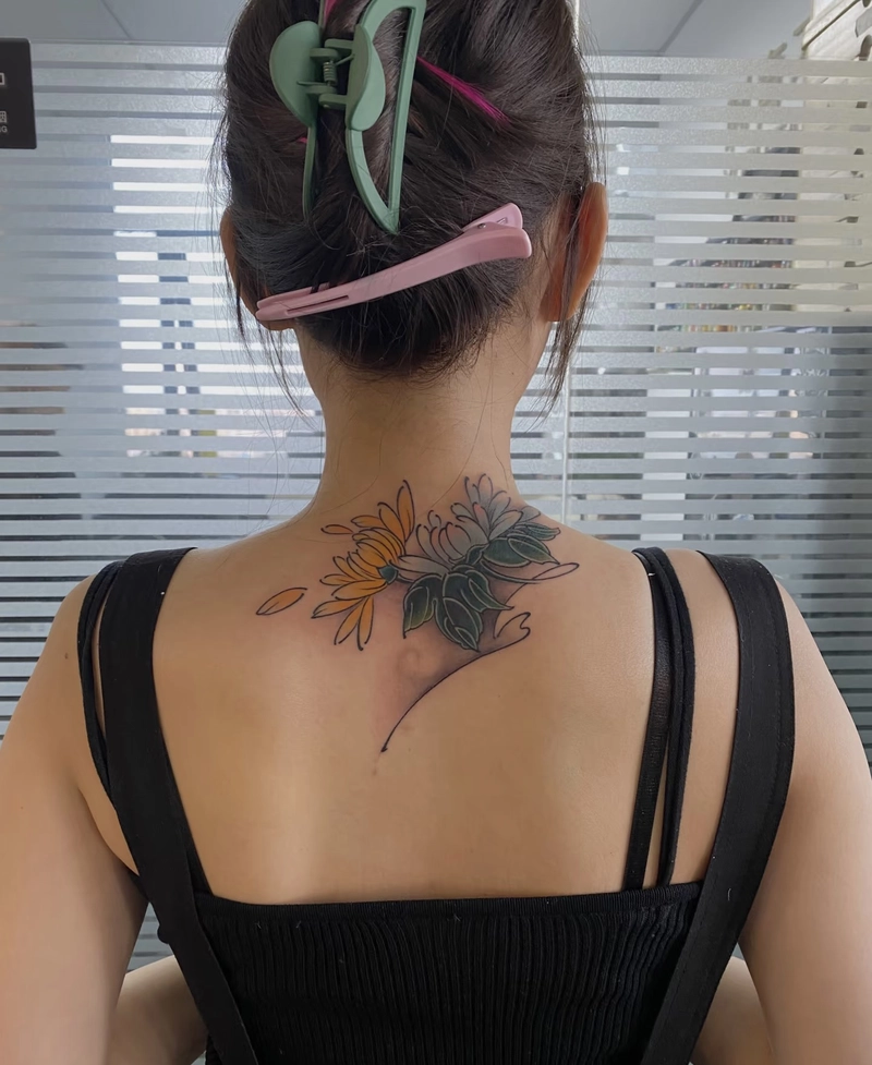 Hình xăm sau gáy nữ tinh tế