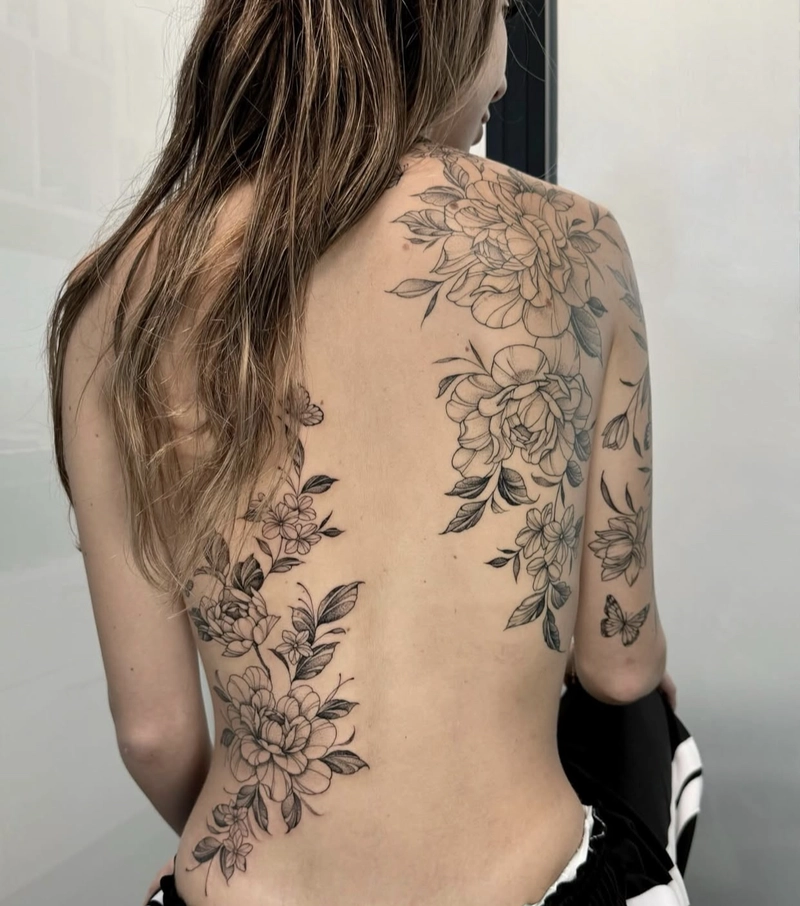 Hình xăm sau lưng nữ hình hoa văn mandala