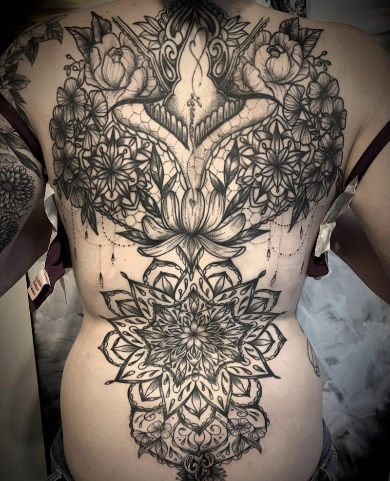 Hình xăm sau lưng nữ hình phượng hoàng