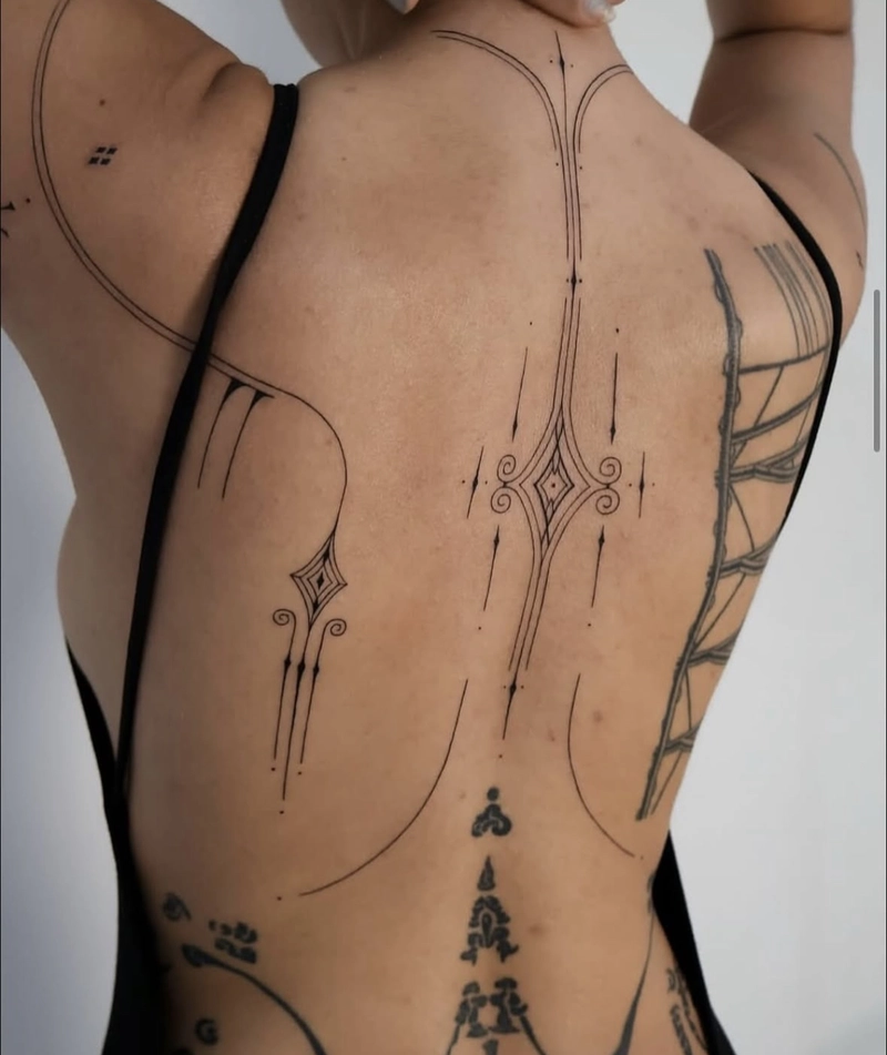 Hình xăm sau lưng nữ hoa văn nghệ thuật