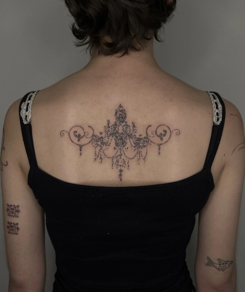 Hình xăm sau lưng nữ mini
