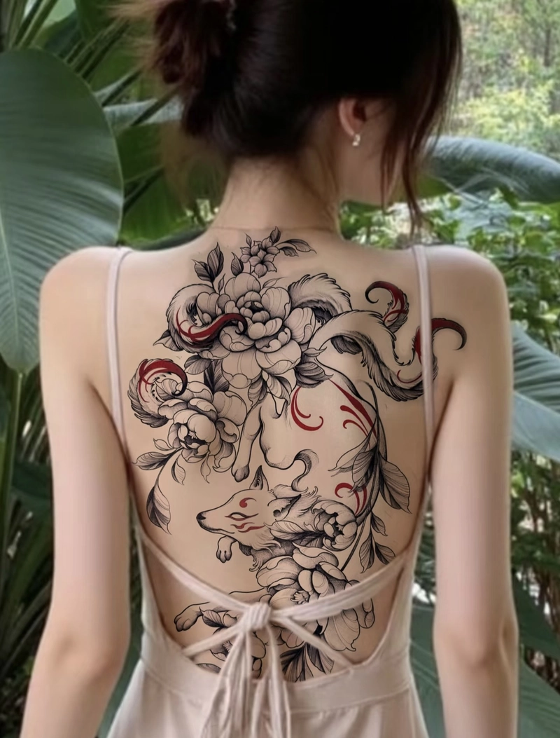 Hình xăm sau lưng nữ nhẹ nhàng mà sang trọng