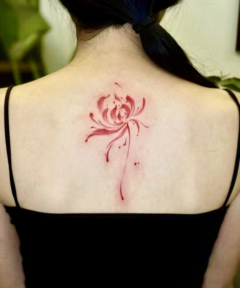 Hình xăm sau lưng nữ nhỏ xinh