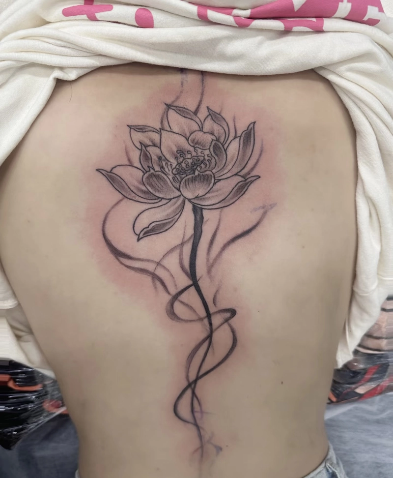 Hình xăm sau lưng nữ phong cách