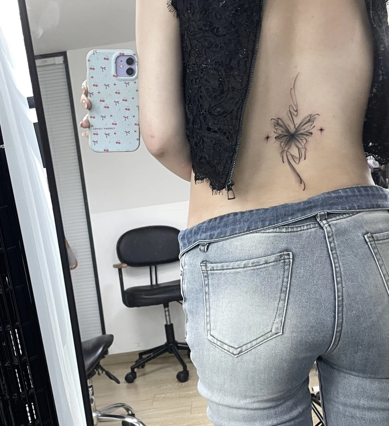 Hình xăm sau lưng nữ quyến rũ