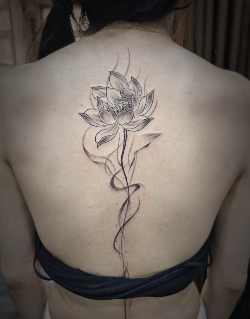 Hình xăm sau lưng nữ tinh tế