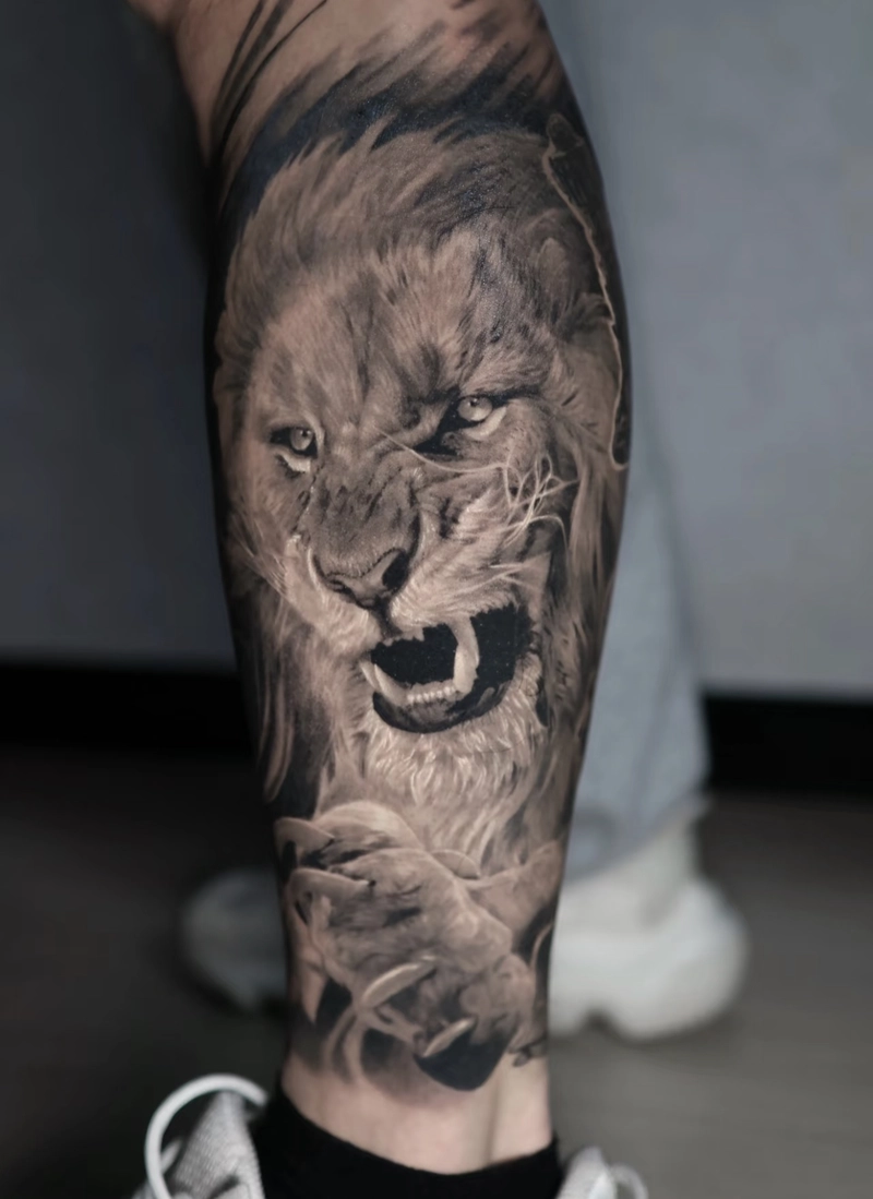 Hình xăm sư tử ở chân cho nam