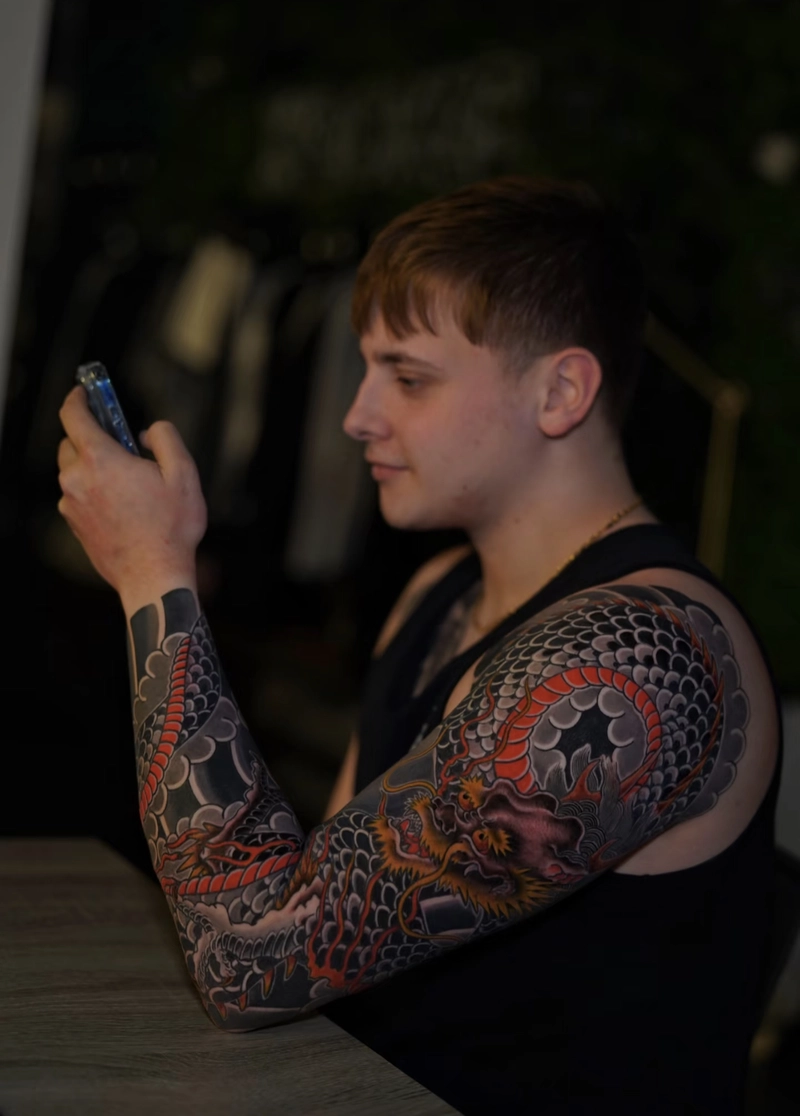 Hình xăm tay áo phong cách hiện thực cho nam