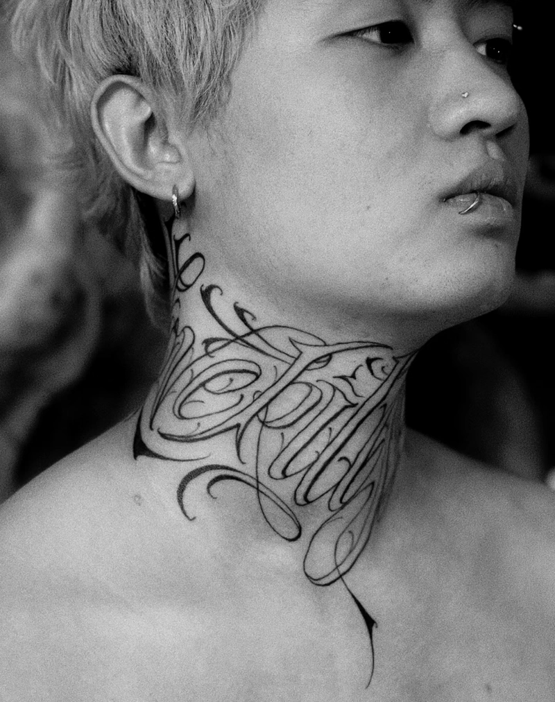 Hình xăm tên ở cổ cho nam Hình xăm tên ở cổ cho nam