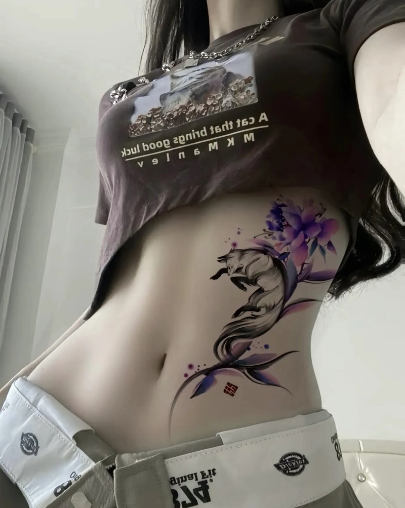 Hình xăm tinh tế ở eo nữ