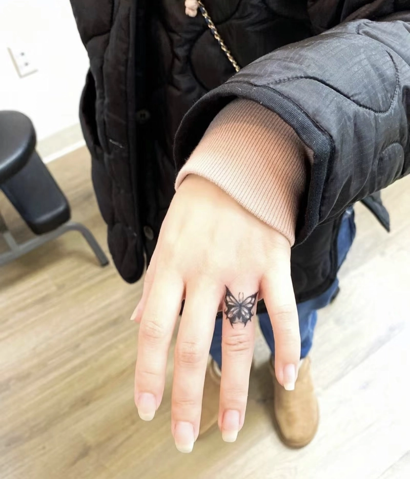 Hình xăm tinh tế ở ngón tay nữ