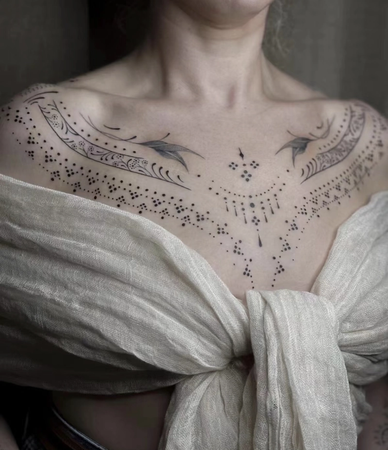 Hình xăm tinh tế ở ngực nữ
