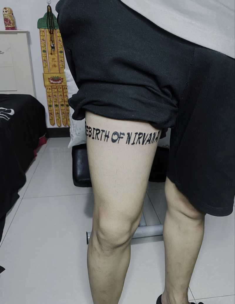 Hình xăm tối giản ở chân cho nam