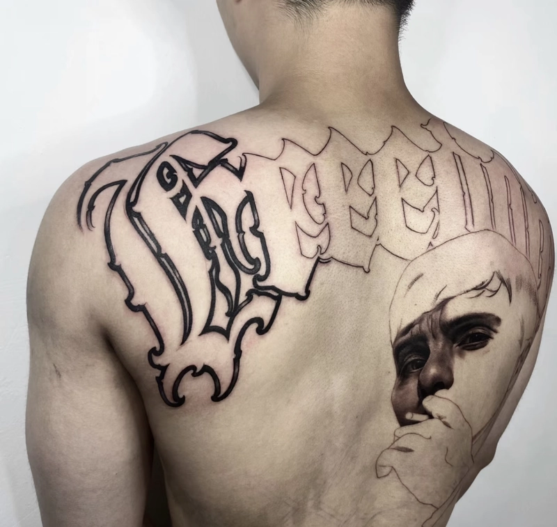 Hình xăm tối giản ở lưng cho nam