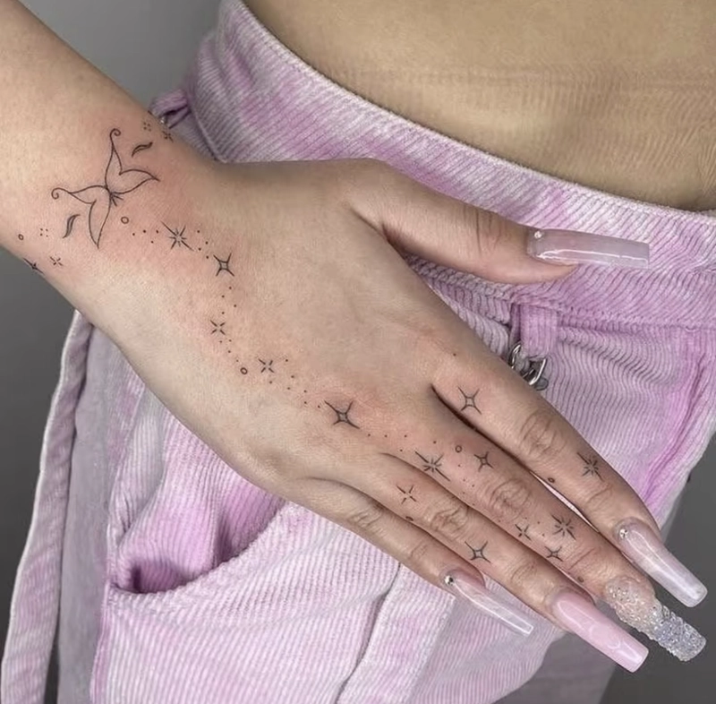 Hình xăm trái tim ở ngón tay nữ