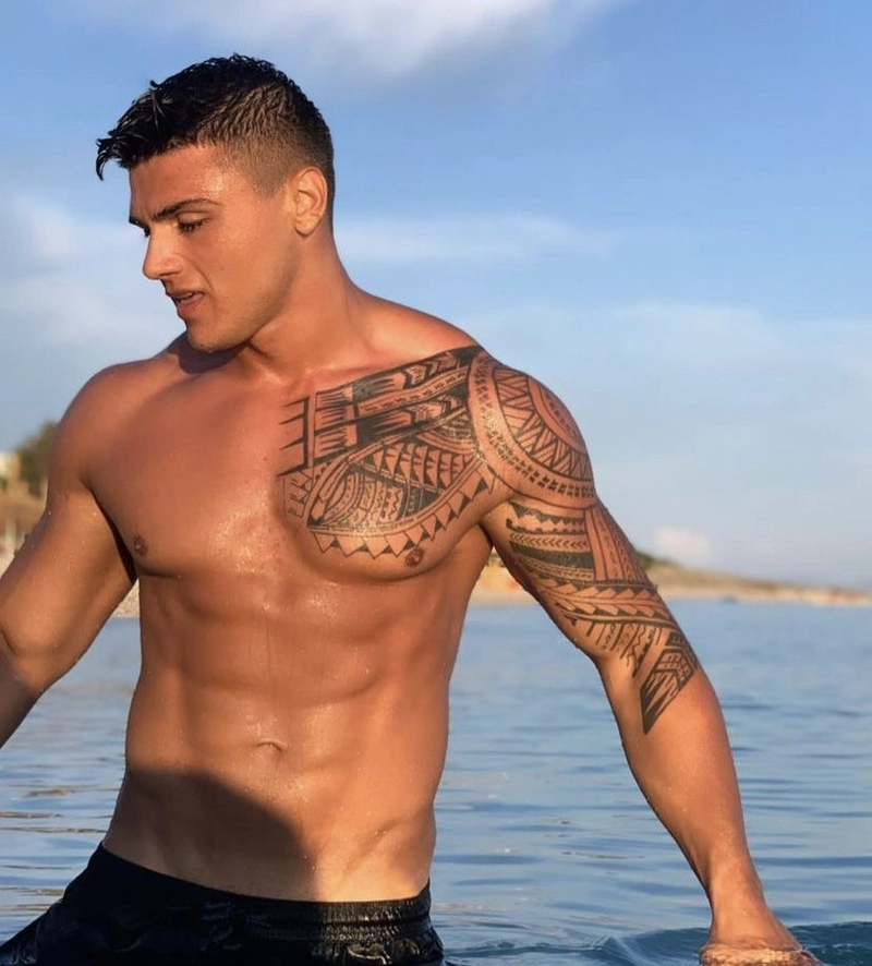 Hình xăm tribal bắp tay nam