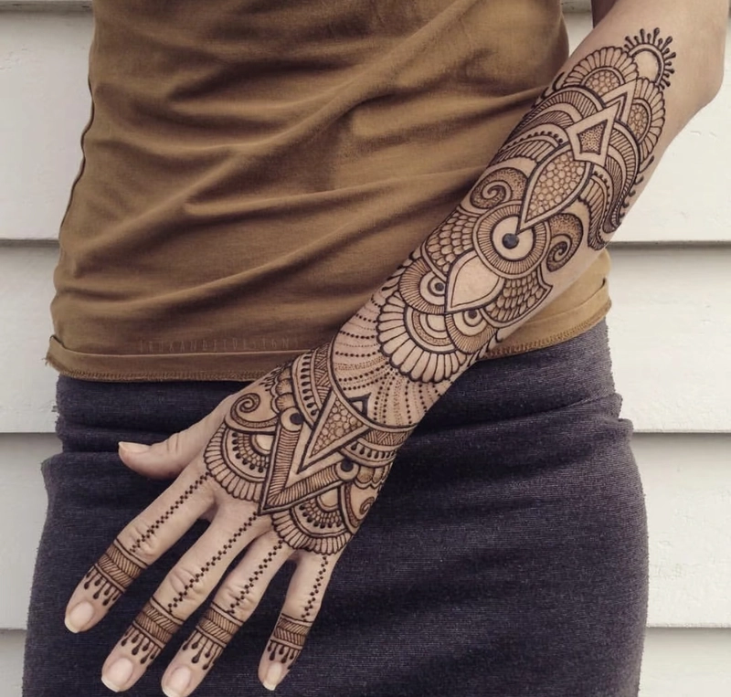 Hình xăm tribal bắp tay sau nam