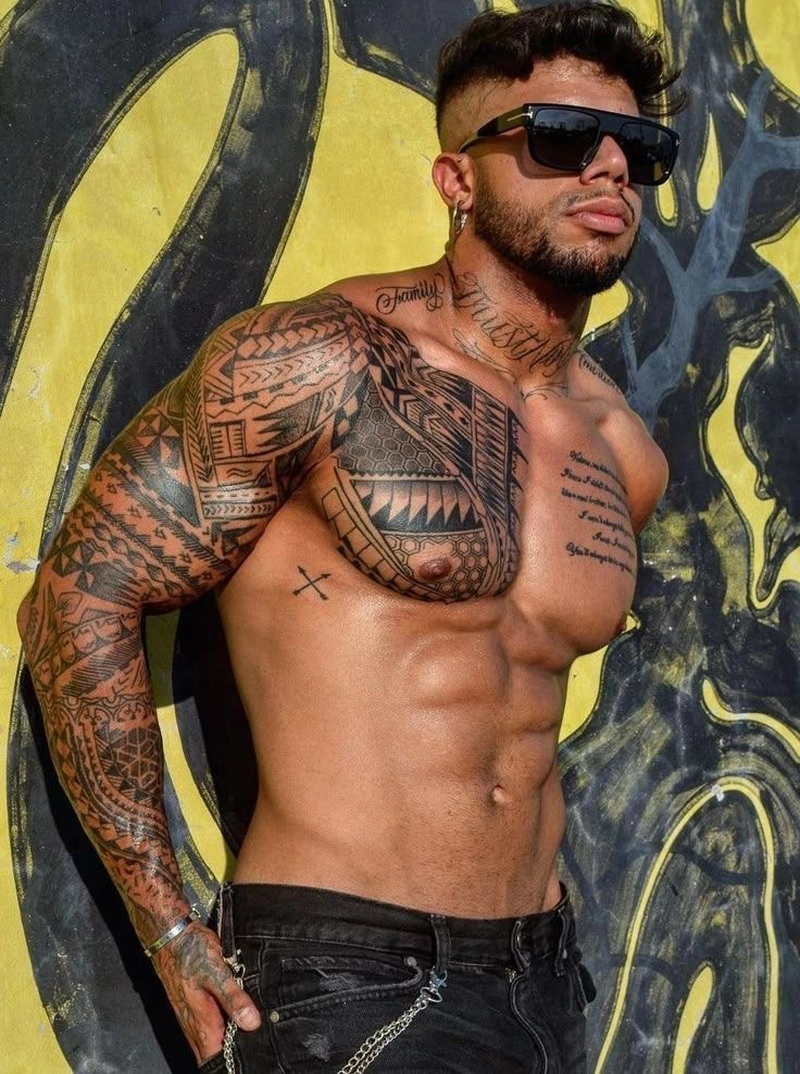 Hình xăm tribal cánh tay nam