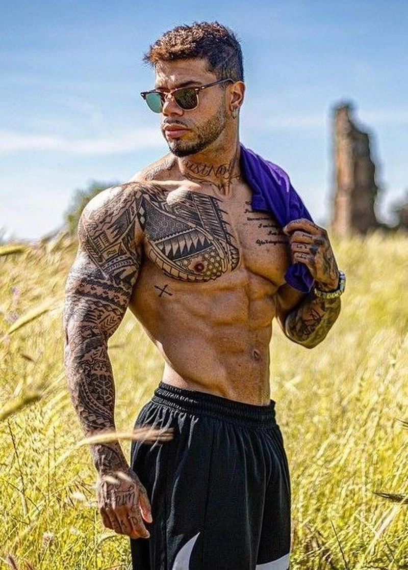 Hình xăm tribal ngực nam