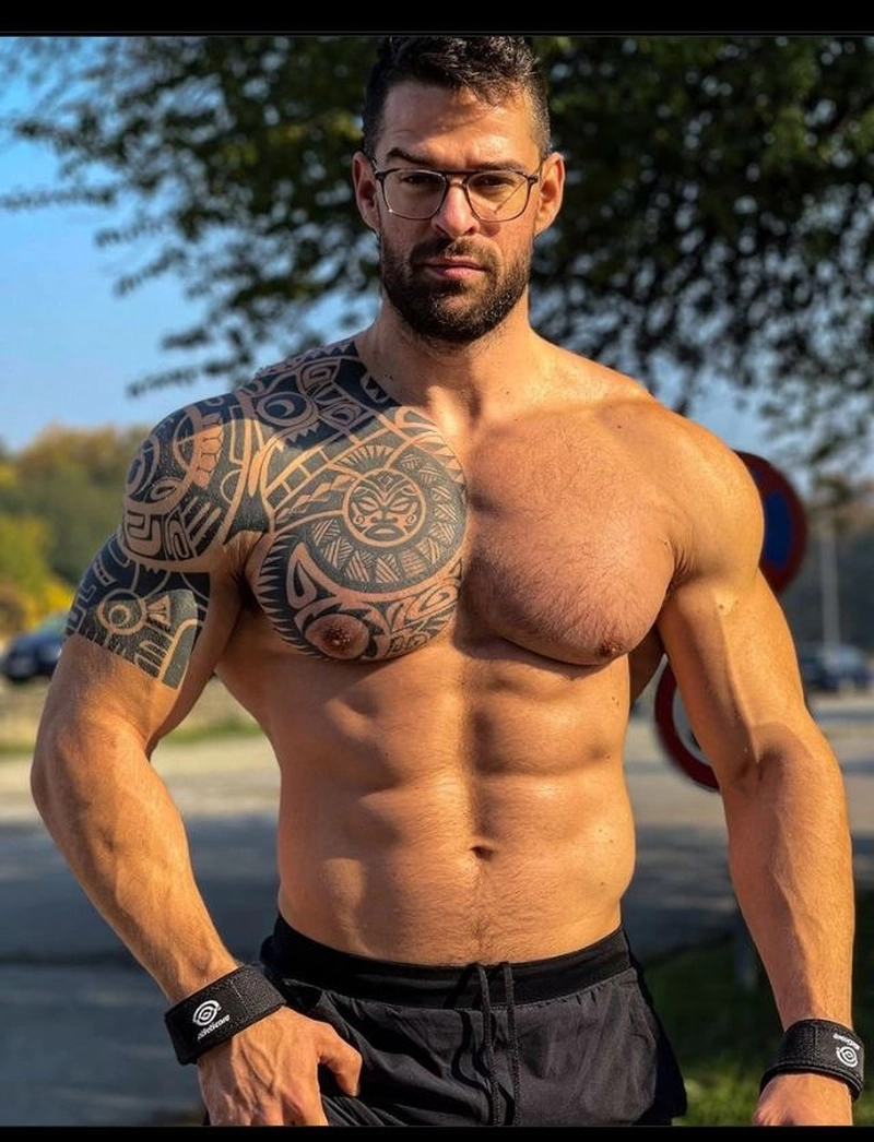 Hình xăm tribal vai nam