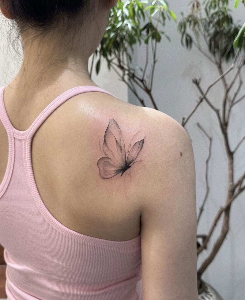 Hình xăm vai nữ biểu tượng nhịp tim