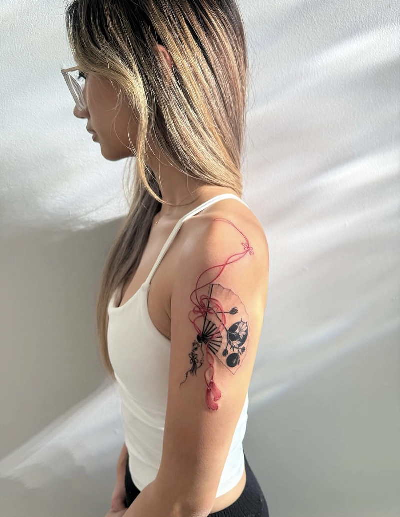 Hình xăm vai nữ chữ Latin