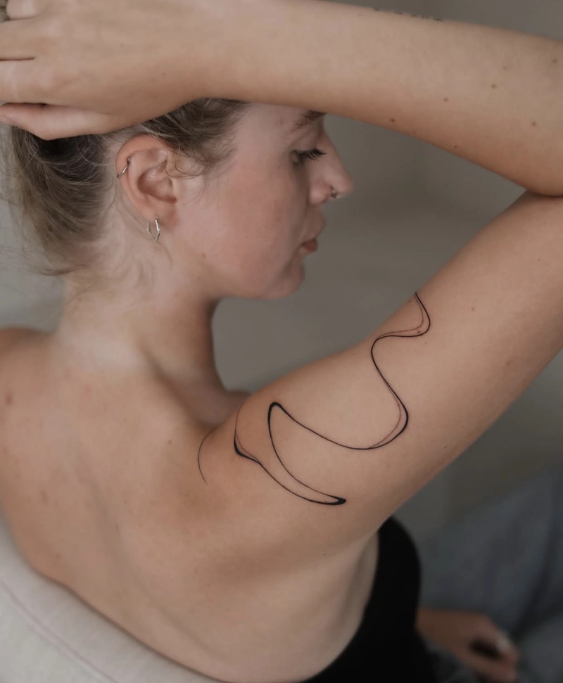 Hình xăm vai nữ hình chim én