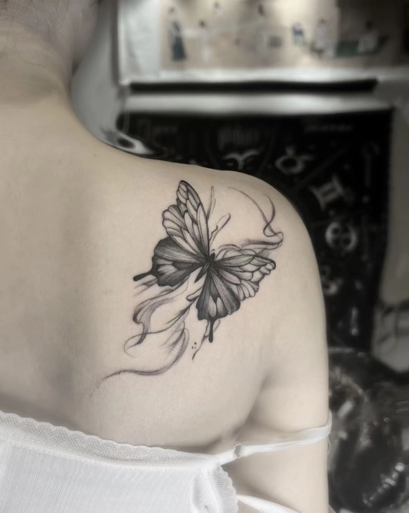 Hình xăm vai nữ hình hoa văn tribal