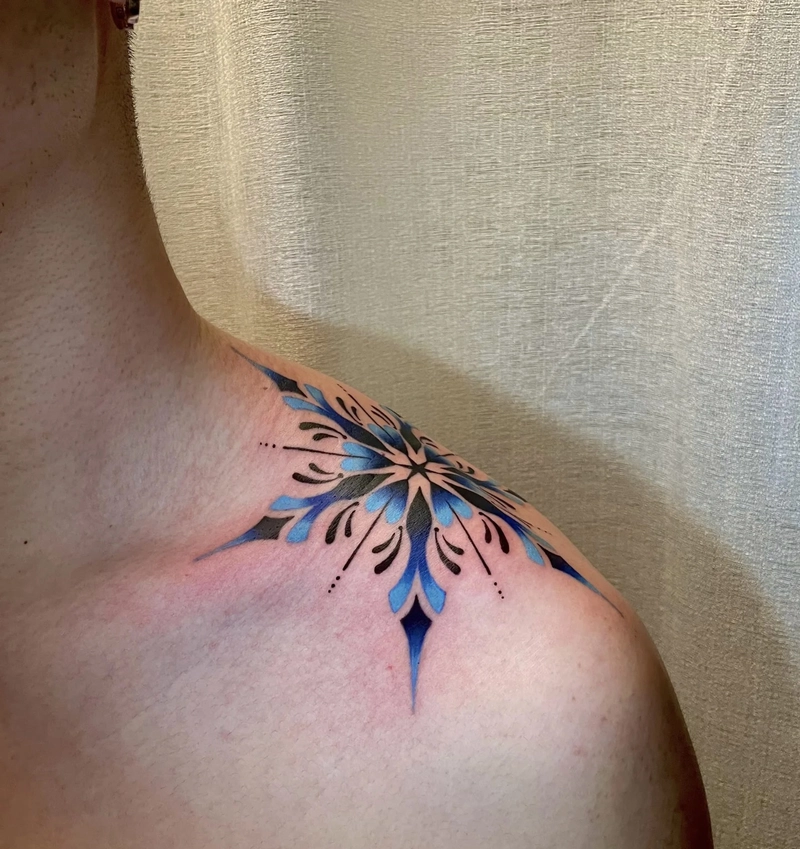 Hình xăm vai nữ hình vệt mực nghệ thuật