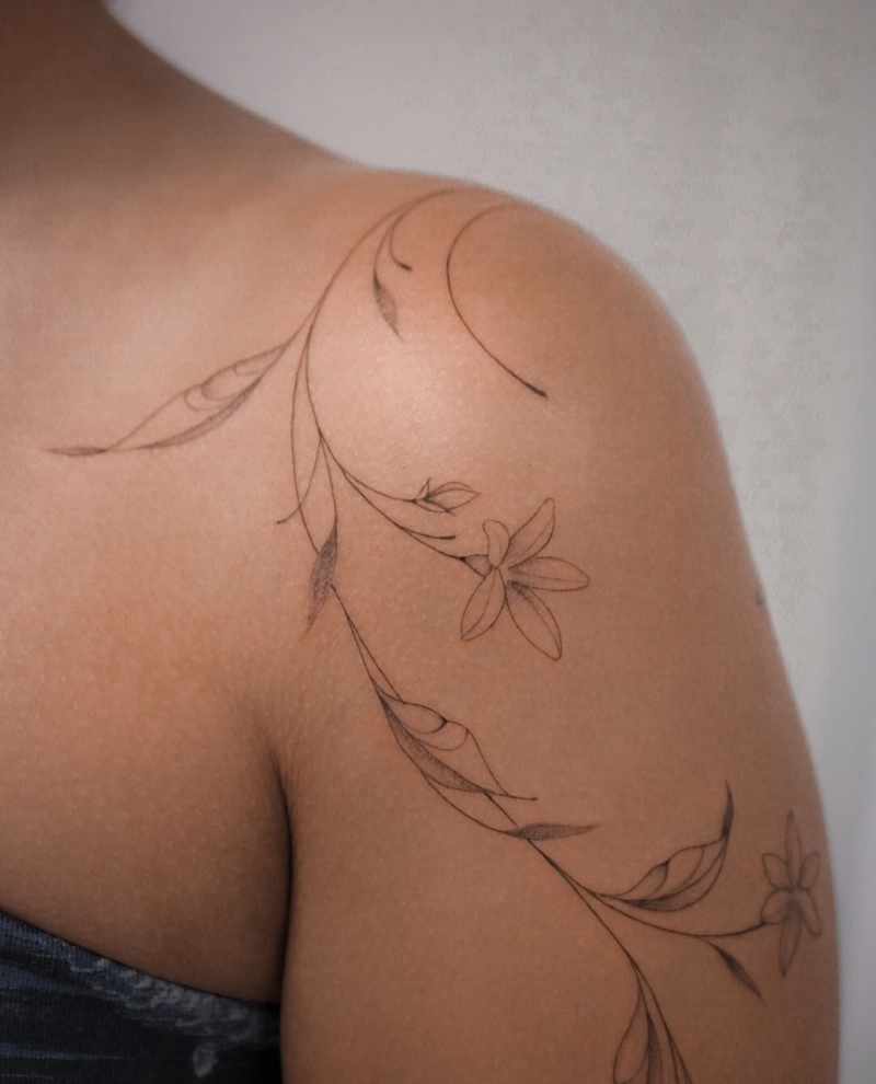 Hình xăm vai nữ hoa dây leo