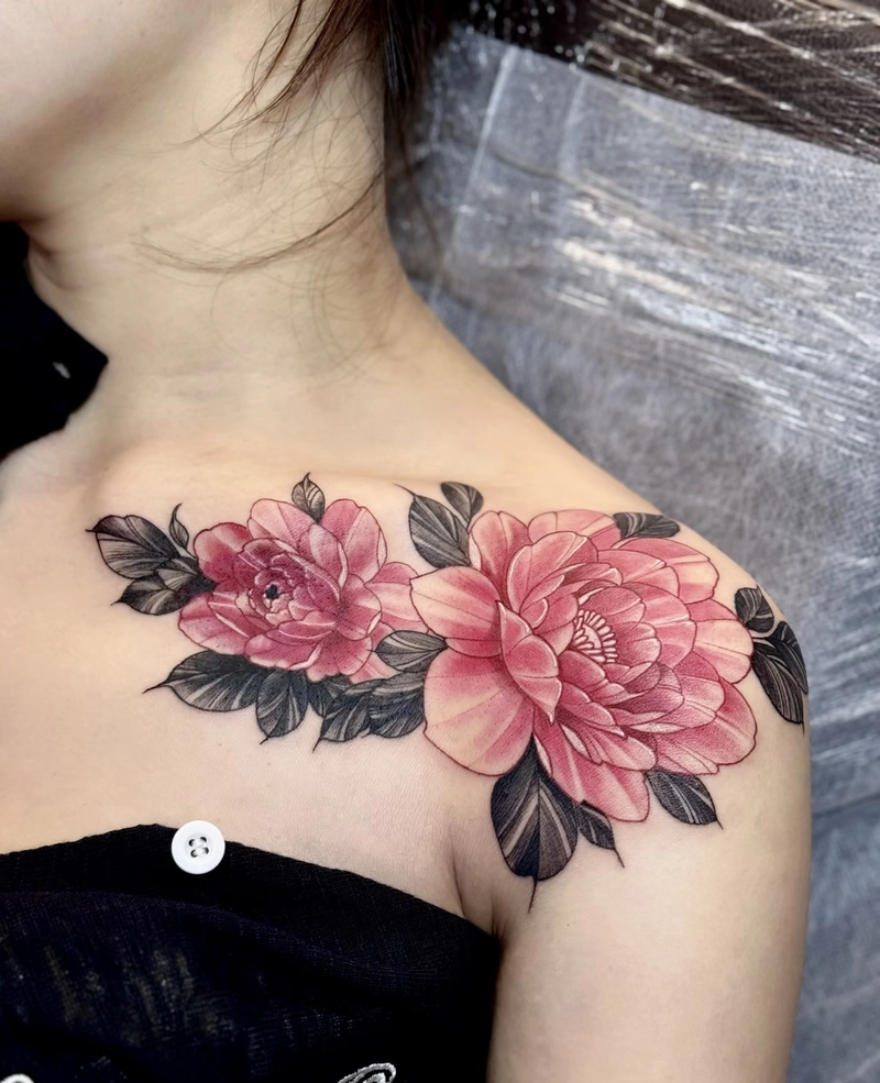 Hình xăm vai nữ hoa hồng